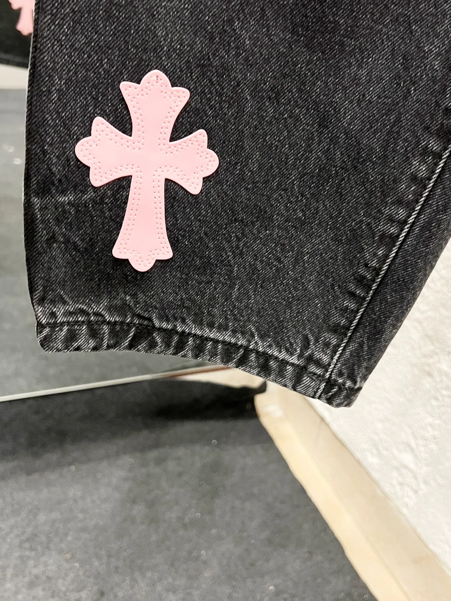 P250 model number: H930 Chrome hearts & Chrome hearts 25ss pink and black leather black trousers cross patch leather jeans CH Chrome hearts double knee cross patch leather bo1 version logging pants straight work pants B136 Chrome hearts cross Sanskrit overalls Price 24W level, patch cross flower embellishment, high waist washed jeans! ! Absolutely high-end luxury products, 1.9W level god-level single products, super popular products, made by top heavy industry, not to be missed. About Zangyin, this is an extremely luxurious fashion brand, which can also be called the nobles of the high street. It has always been an exclusive brand of some hipsters or rich second generation. Compared with ordinary high streets, it is more luxurious and noble. Compared with luxury brands, it has a more fashionable personality and has always been a brand that I have a special liking for. Imported yarn is custom-woven into a high-density twill canvas, which ensures a crisp shape while also making the fabric feel very delicate. It follows the B01 classic shape, with a crisp and stylish upper body. The ready-made garments are stone-ground and fermented, so they can be matched with any style. Buttons and zinc-brushing are washed with genuine YKK retro metal products. Double-layered canvas on the front. Perfect details. All hardware is perfect. Size: 30-32-34-36 Color: pink and black leather and black pants
